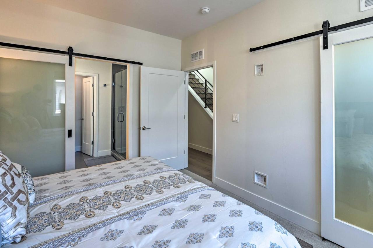 Holiday home Townhome With Rooftop Deck Walk To *