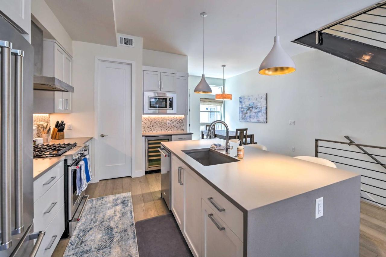 Townhome With Rooftop Deck Walk To *