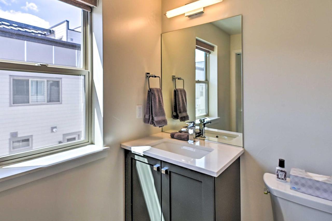 Townhome With Rooftop Deck Walk To Holiday home *