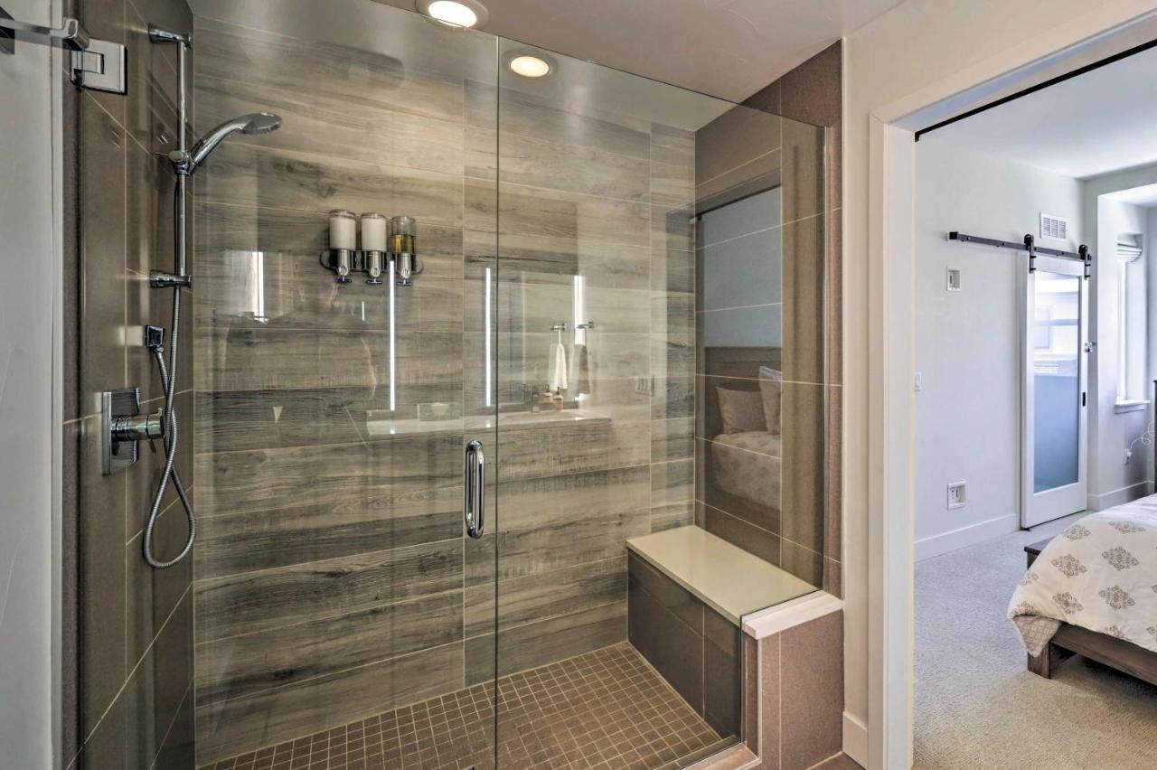 Сasa de vacaciones Townhome With Rooftop Deck Walk To